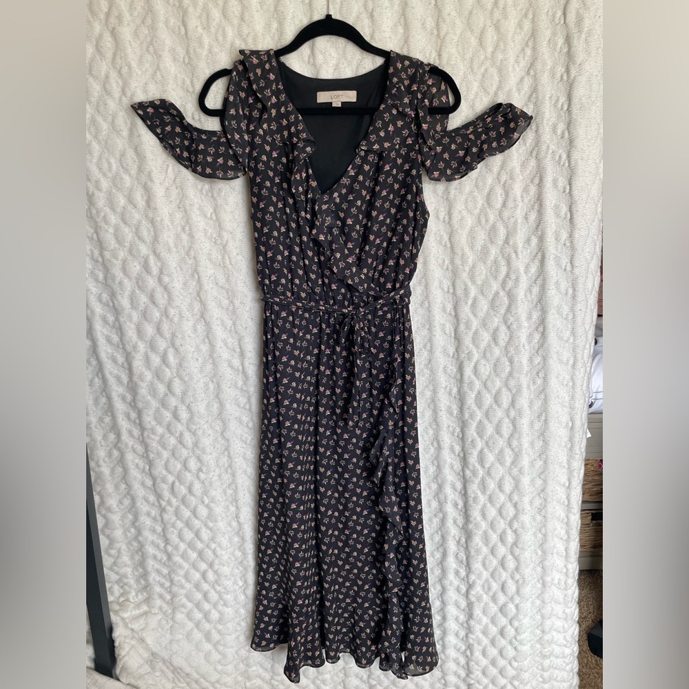 LOFT floral dress with ruffles and cold shoulder details. Size L.